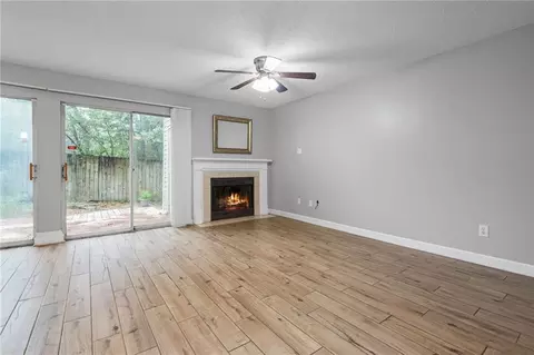 Living - 6701 Dickens Ferry Rd #40, Mobile, AL 36608 photo 2 of 3