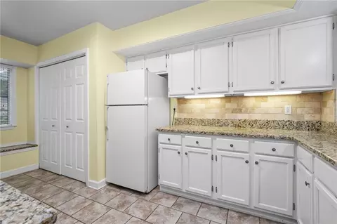 Kitchen - 6701 Dickens Ferry Rd #40, Mobile, AL 36608 photo 2 of 2