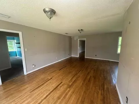 Living - 77 Oklahoma Dr, Mobile, AL 36608 photo 4 of 5