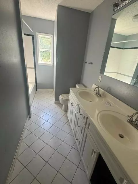 Bath - 77 Oklahoma Dr, Mobile, AL 36608 photo 2 of 3
