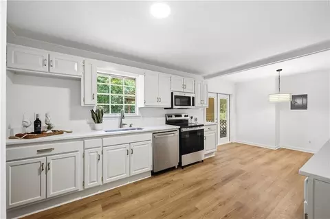 Kitchen - 3250 Maudelayne Dr E, Mobile, AL 36693 photo 5 of 6