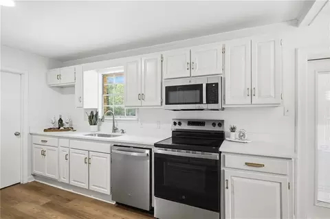 Kitchen - 3250 Maudelayne Dr E, Mobile, AL 36693 photo 1 of 6