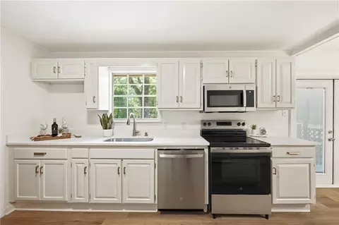 Kitchen - 3250 Maudelayne Dr E, Mobile, AL 36693 photo 2 of 6