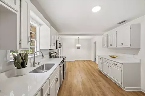 Kitchen - 3250 Maudelayne Dr E, Mobile, AL 36693 photo 3 of 6