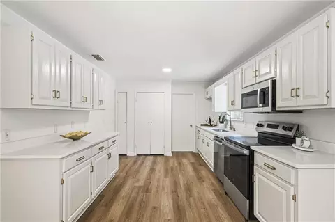 Kitchen - 3250 Maudelayne Dr E, Mobile, AL 36693 photo 6 of 6
