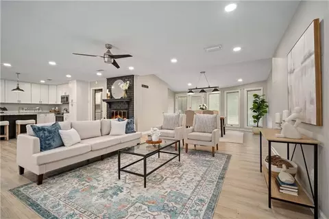 Living - 424 Hounds Run W, Mobile, AL 36608 photo 1 of 3
