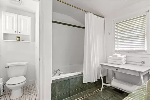 Bath - 4704 Oxford Dr, Mobile, AL 36618 photo 2 of 3