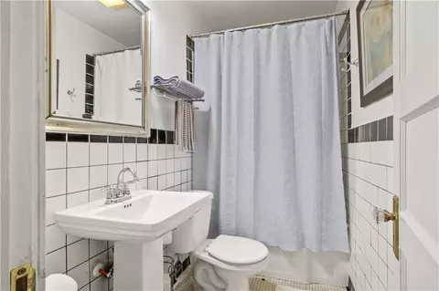 Bath - 4704 Oxford Dr, Mobile, AL 36618 photo 1 of 3