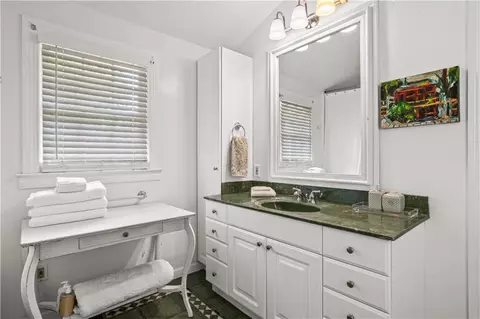 Bath - 4704 Oxford Dr, Mobile, AL 36618 photo 3 of 3