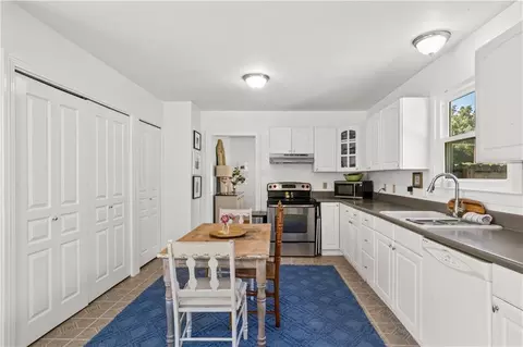 Kitchen - 4704 Oxford Dr, Mobile, AL 36618 photo 2 of 5