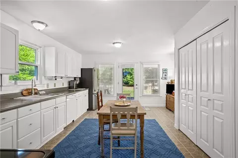 Kitchen - 4704 Oxford Dr, Mobile, AL 36618 photo 3 of 5