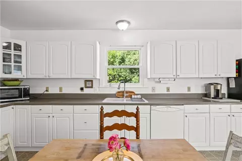 Kitchen - 4704 Oxford Dr, Mobile, AL 36618 photo 5 of 5