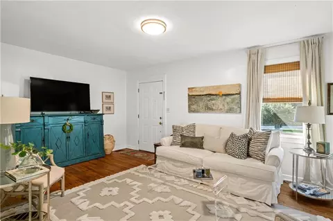 Living - 4704 Oxford Dr, Mobile, AL 36618 photo 4 of 4