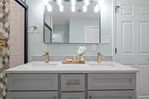 Bath - 4312 Michael Blvd, Mobile, AL 36609 photo 2 of 9