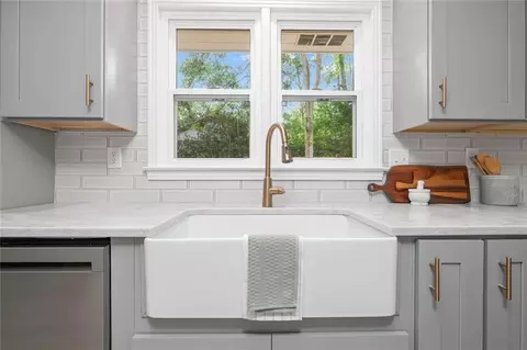 Kitchen - 4312 Michael Blvd, Mobile, AL 36609 photo 3 of 3