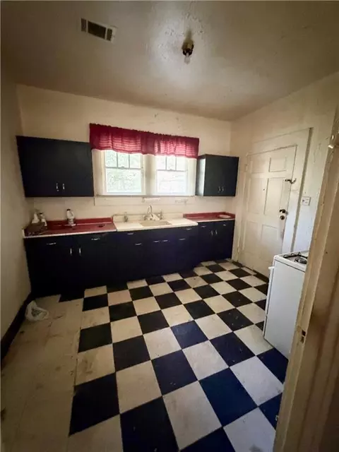 Kitchen - 607 Dexter Ave, Mobile, AL 36604 photo 1 of 1