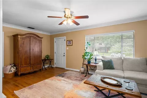 Living - 313 Thornhill Cir, Mobile, AL 36606 photo 2 of 4