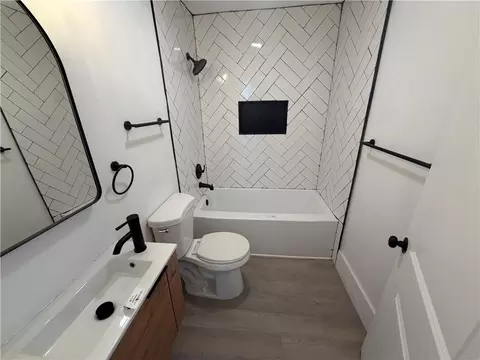 Bath - 504 George St, Mobile, AL 36604 photo 1 of 1