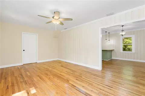 Living - 2566 Riverside Dr, Mobile, AL 36605 photo 2 of 4