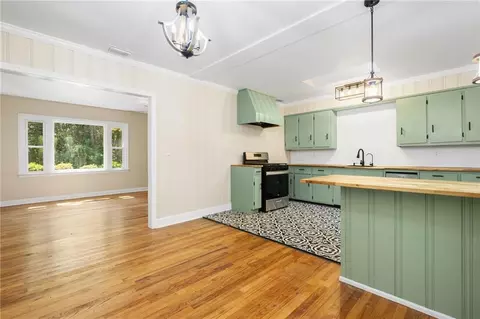 Kitchen - 2566 Riverside Dr, Mobile, AL 36605 photo 6 of 7