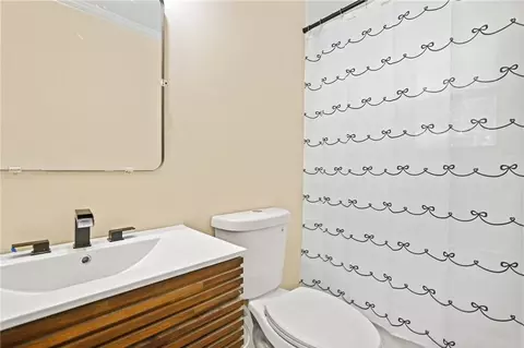 Bath - 2566 Riverside Dr, Mobile, AL 36605 photo 3 of 3