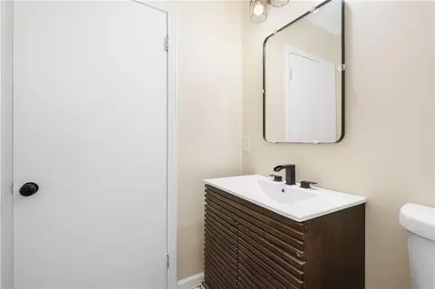 Bath - 2566 Riverside Dr, Mobile, AL 36605 photo 2 of 3