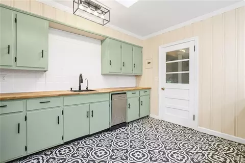 Kitchen - 2566 Riverside Dr, Mobile, AL 36605 photo 3 of 7