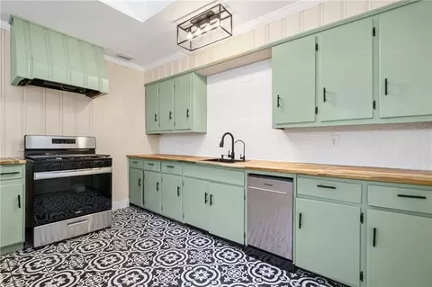 Kitchen - 2566 Riverside Dr, Mobile, AL 36605 photo 2 of 7