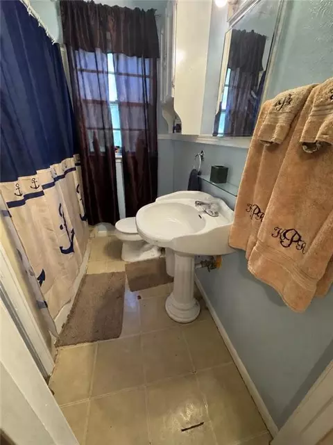 Bath - 609 Mandrell St, Mobile, AL 36606 photo 1 of 1