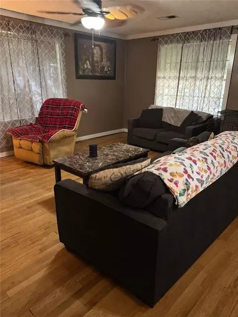 Living - 609 Mandrell St, Mobile, AL 36606 photo 1 of 2