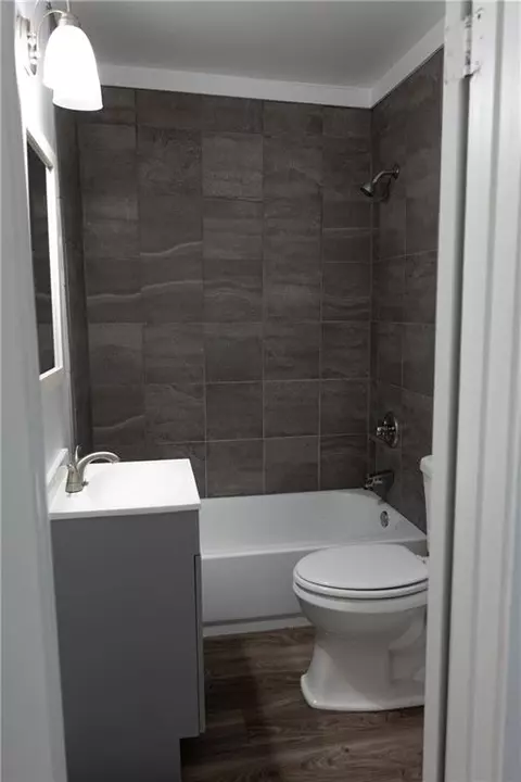 Bath - 609 Wisconsin Ave, Mobile, AL 36604 photo 1 of 2