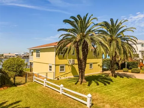 307 Quivira St, Dauphin Island, AL 36528
