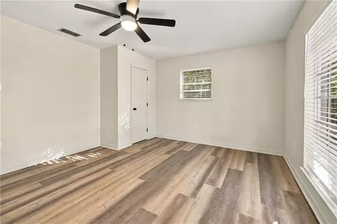 Bedroom - 6000 Howells Ferry Rd, Mobile, AL 36618 photo 4 of 6