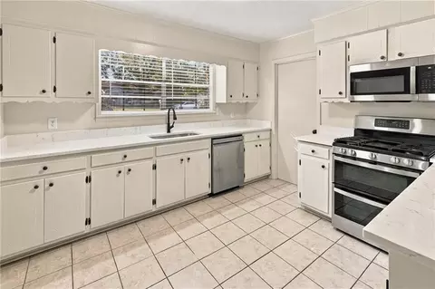 Kitchen - 6000 Howells Ferry Rd, Mobile, AL 36618 photo 2 of 3