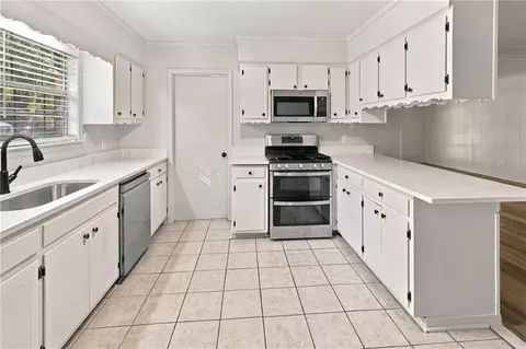 Kitchen - 6000 Howells Ferry Rd, Mobile, AL 36618 photo 3 of 3
