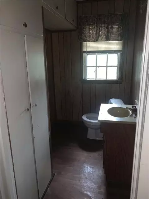 Bath - 2020 Florence St, Mobile, AL 36617 photo 2 of 2