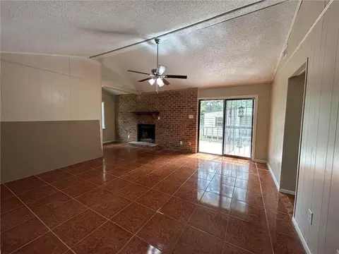 Living - 2355 Wagner St, Mobile, AL 36617 photo 6 of 10