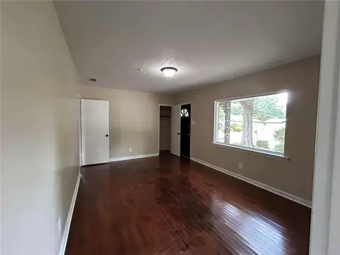 Living - 2355 Wagner St, Mobile, AL 36617 photo 2 of 10