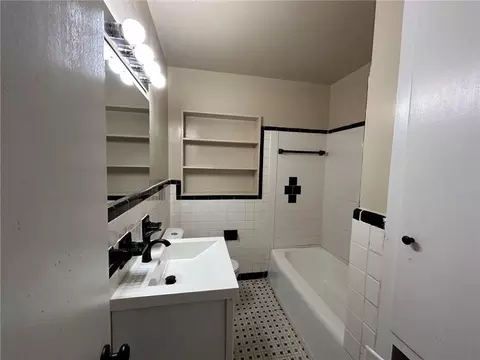 Bath - 2355 Wagner St, Mobile, AL 36617 photo 3 of 6