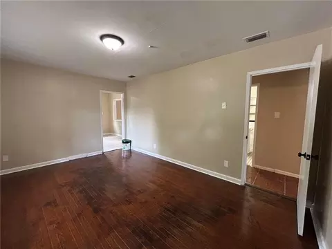 Living - 2355 Wagner St, Mobile, AL 36617 photo 3 of 10