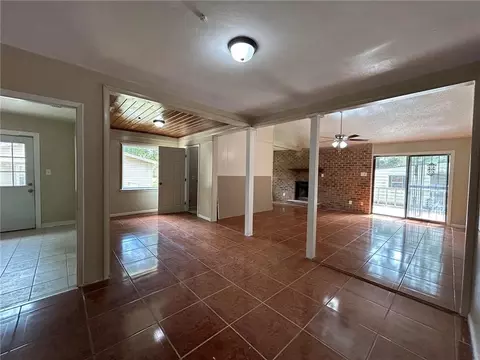 Living - 2355 Wagner St, Mobile, AL 36617 photo 5 of 10