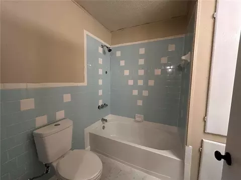 Bath - 2355 Wagner St, Mobile, AL 36617 photo 2 of 6