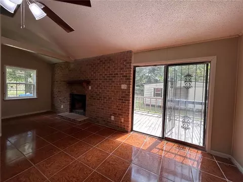 Living - 2355 Wagner St, Mobile, AL 36617 photo 7 of 10