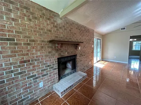 Living - 2355 Wagner St, Mobile, AL 36617 photo 8 of 10