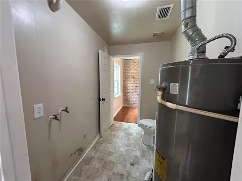 Entry Way - 2355 Wagner St, Mobile, AL 36617 photo 2 of 3