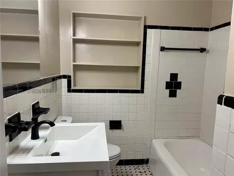 Bath - 2355 Wagner St, Mobile, AL 36617 photo 4 of 6