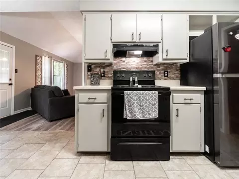 Kitchen - 1821 Princeton Woods Dr W, Mobile, AL 36618 photo 2 of 2