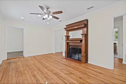 Living - 204 Border Dr E, Mobile, AL 36608 photo 2 of 4