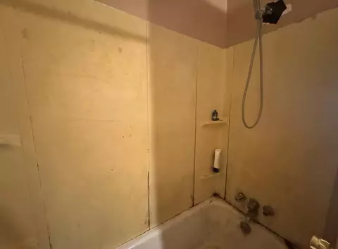 Bath - 2003 Stephens Rd, Mobile, AL 36617 photo 2 of 3