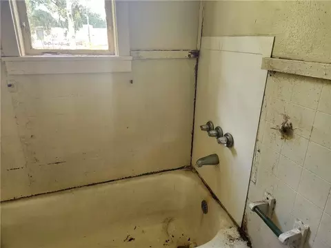 Bath - 2436 Ridge Rd N, Mobile, AL 36617 photo 1 of 4
